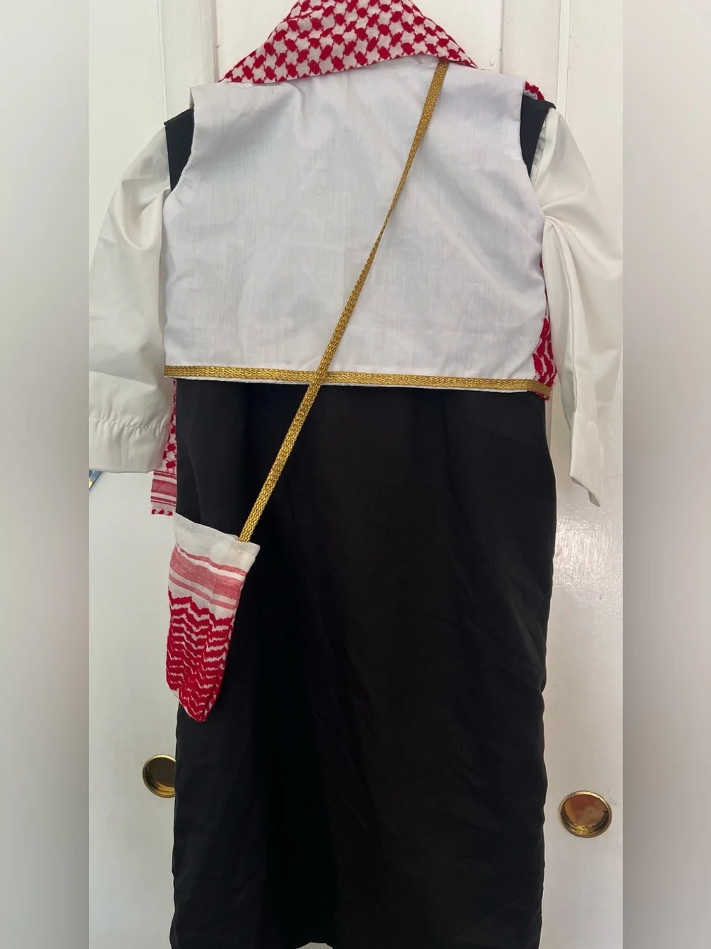 Traditional Red and White Keffiyeh shmagh,Thob&boys Bisht 30 طقم طفل خليجي